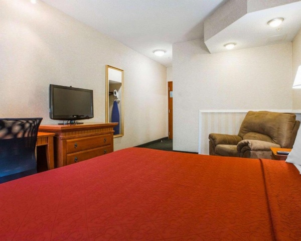 Econo Lodge Glens Falls / Lake George image 15