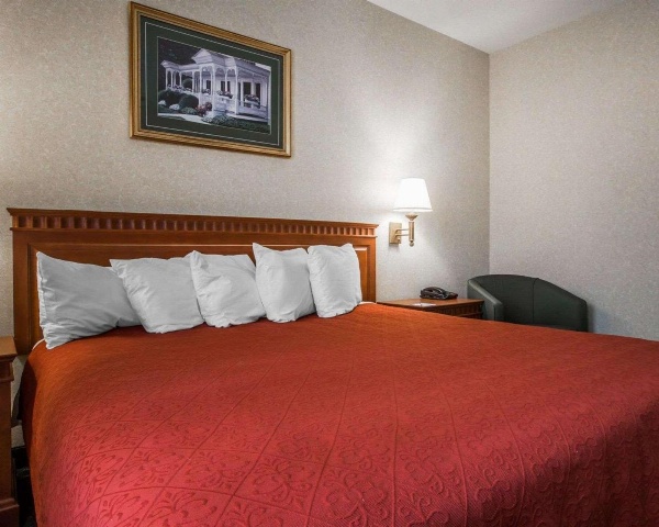 Econo Lodge Glens Falls / Lake George image 5