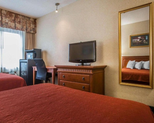 Econo Lodge Glens Falls / Lake George image 9